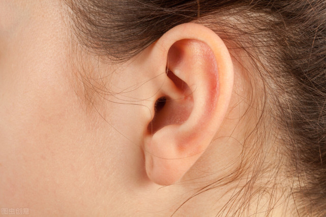 (3)耳垂干燥耳朵是一种突出人体表层的软组织,体内血脂水平过高,血液