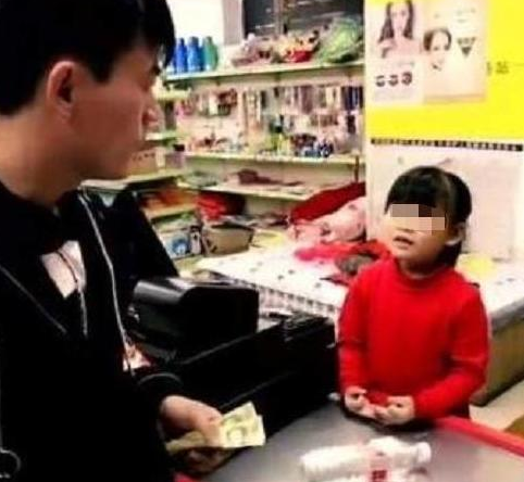 5岁女孩超市"偷东西"被发现,孩子脱下外套后店员泪目:你走吧