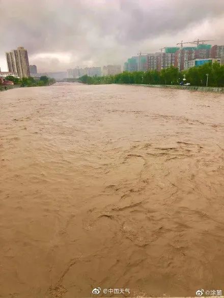 山西洪水冲垮大桥,火车连同铁轨悬空;平遥古城积水严重,墙体坍塌