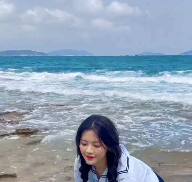 杨超越最新海边造型太绝了,两条麻花辫蓝色水手服很治愈,美貌再次出圈