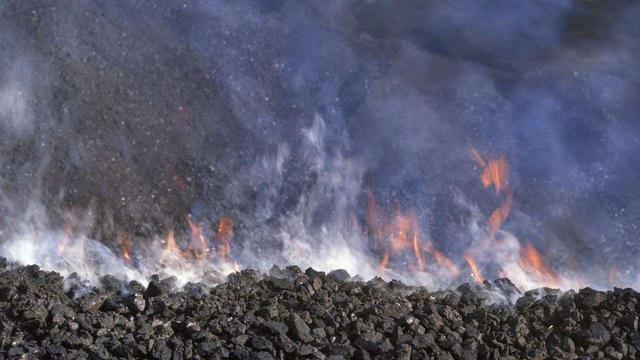 宁夏贺兰山煤炭自燃300年,每年烧掉近十亿元,为何不用
