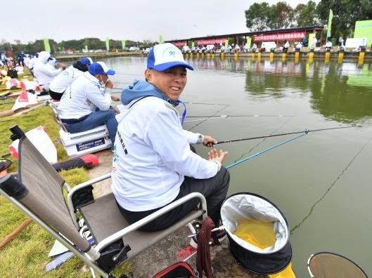 武汉全民健身运动会钓鱼比赛遭遇气温突降,狡猾的鱼儿难住了百余名