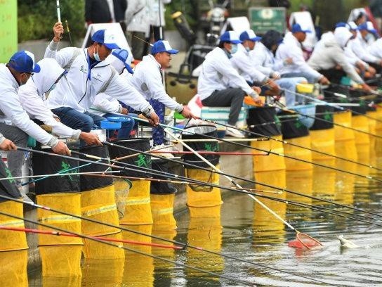 在位于江夏区的联投鲁湖酒店垂钓基地举行的2021武汉全民健身运动会