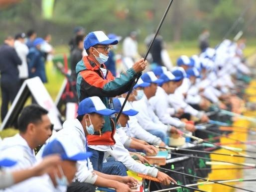 武汉全民健身运动会钓鱼比赛遭遇气温突降狡猾的鱼儿难住了百余名垂钓