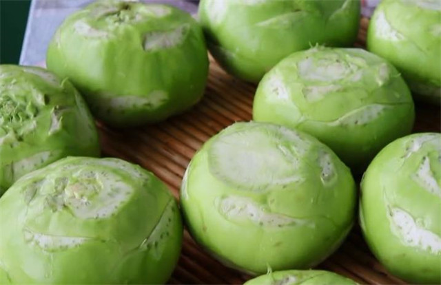 准备食材 苤蓝,青红辣椒,生姜,大蒜,盐,白糖,生抽,老抽,高度白酒