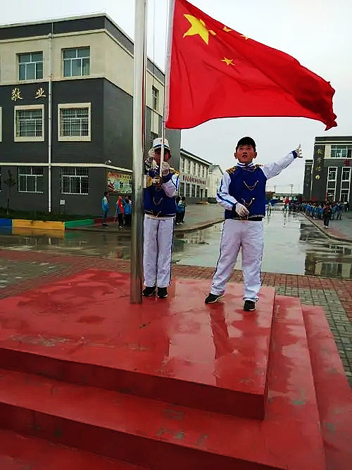 雨天升国旗迎国庆是一种什么滋味?