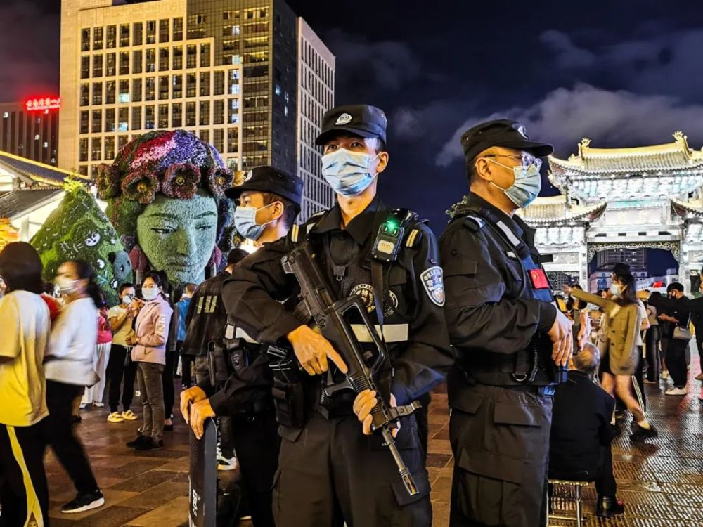国庆我在岗昆明特警全警出动织密春城巡逻防控平安网