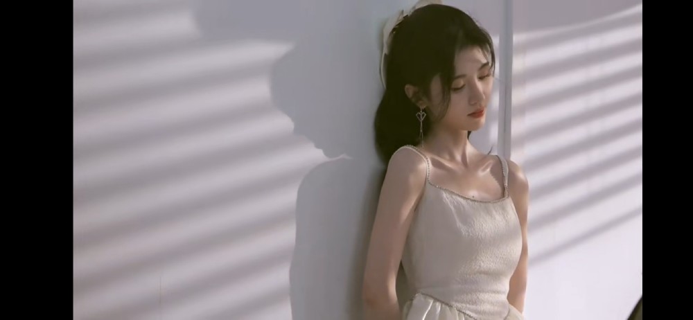 鞠婧祎白色吊带短裙拍摄花絮,白色吊带短裙造型太美了!