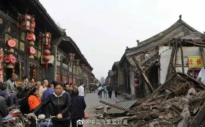 洪洞县一停车场因受连续降雨影响,突然发生塌陷,导致地面停放的多辆