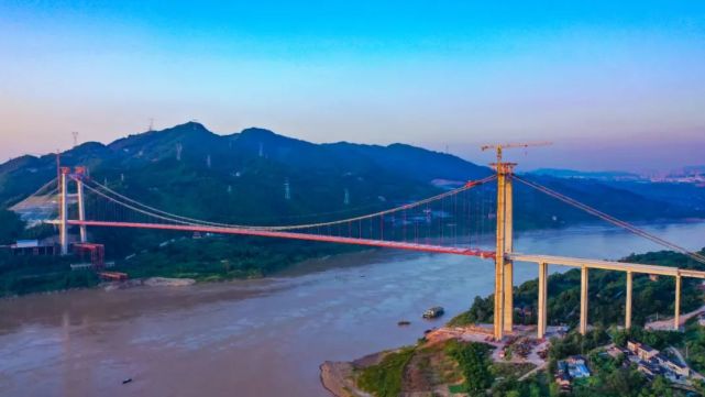 油溪长江大桥为主跨760米的单跨悬索桥,全长1178米,北岸锚碇采用隧道