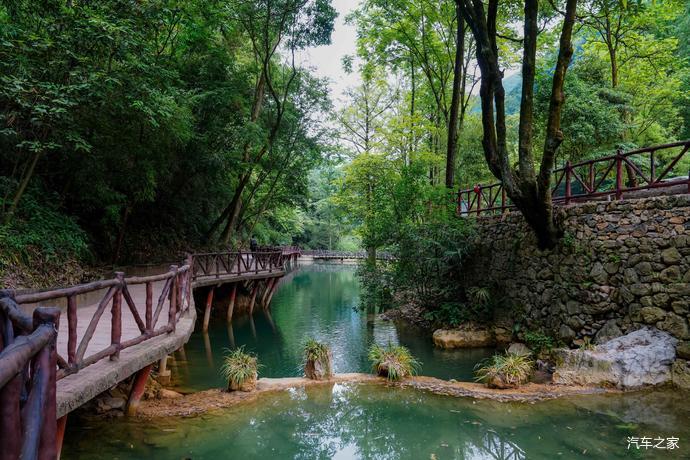 香水河景区是 湖北 省荆山生态旅游核心景区之一,位于 南漳 县薛坪镇