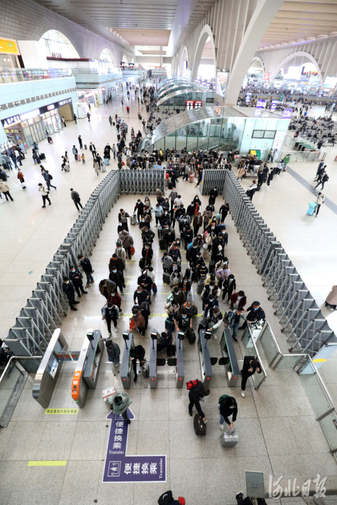 2021年10月7日,旅客在石家庄火车站候车大厅内等候上车.