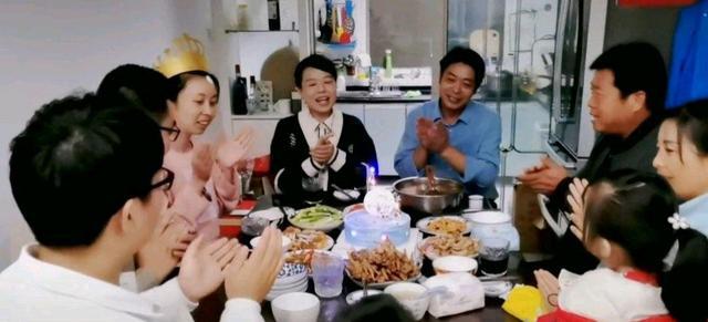 梦境交织，与逝者共餐的家族聚会