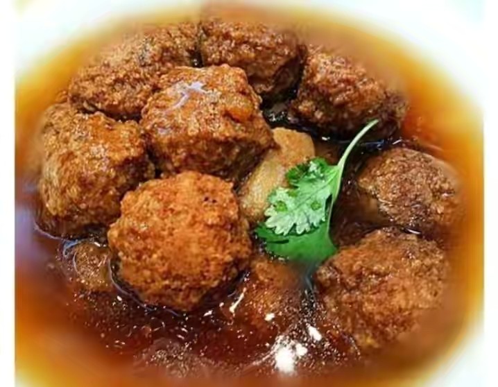 蔚县八大碗顾名思义就是八个主要的菜品,一般是:丝子杂烩,炒肉,酌蒸肉
