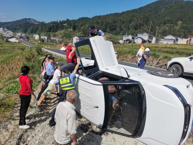 黔东南面包车侧翻,民警赶往现场救出7人