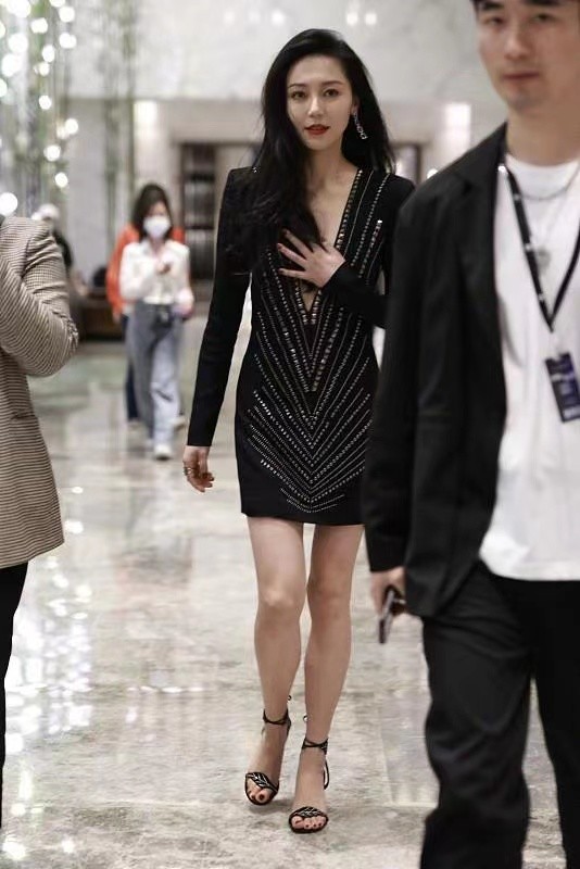 黄梦莹也爱上性感风穿黑色深v裙显成熟抬着手的样子好可爱