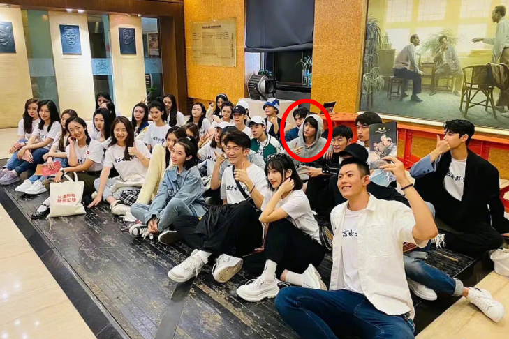 丁程鑫被女同学追着要联系方式,画风像进盘丝洞,时代峰峻处理方式高明