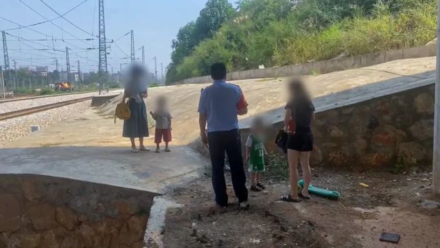 桥下的栅栏开口处进入了铁路线路并站在路基上玩"每天从这条铁路进出