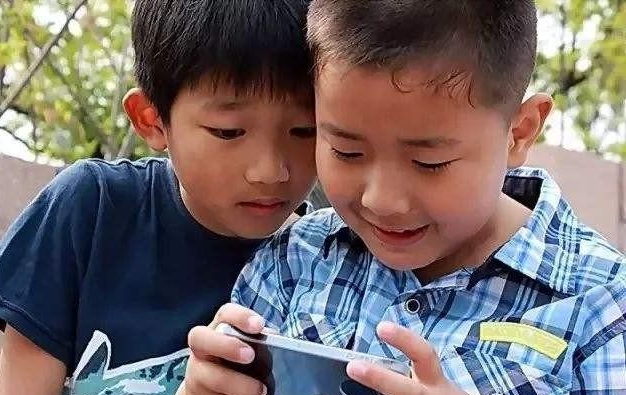 越不让孩子玩手机,孩子越感兴趣?禁止孩子玩手机,堵不如疏