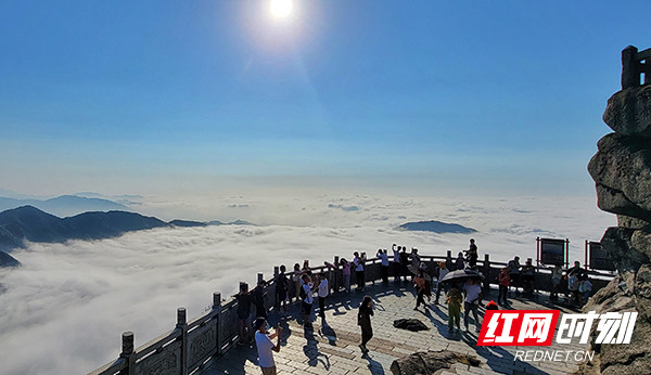 近千名志愿者护航国庆 南岳衡山景区热闹而井然