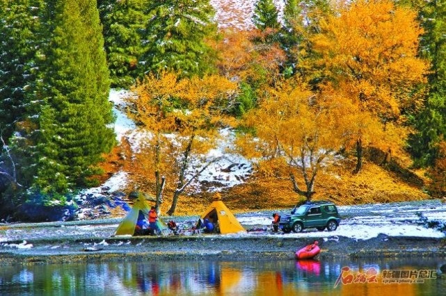 10月3日,游客在裕民县巴尔鲁克山风景区露营,初雪过后的巴尔鲁克山