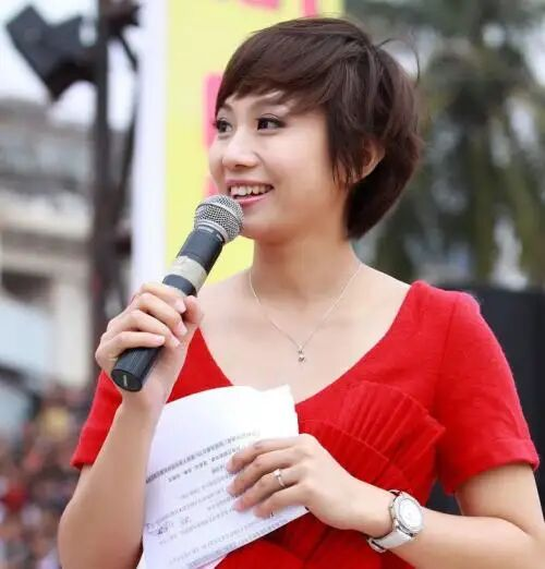 广东电视台节目主持人李静雯青春不再,43岁的她如今老态明显
