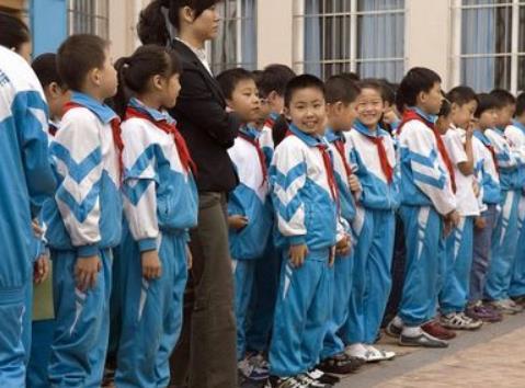 上海小学校服费用惹争议千元的价格地摊的质量家长签字不同意