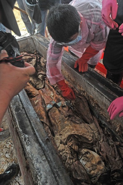 明代古墓出现"龙袍干尸",五百年尸身不腐的墓主人身份