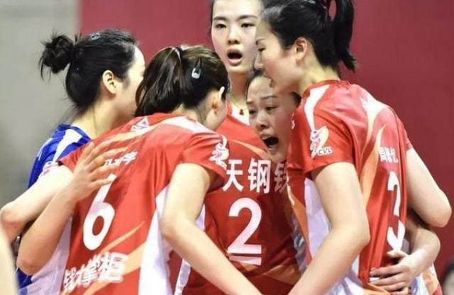 目前女排7人先后离队,主帅位置悬而未定,6位新人有戏