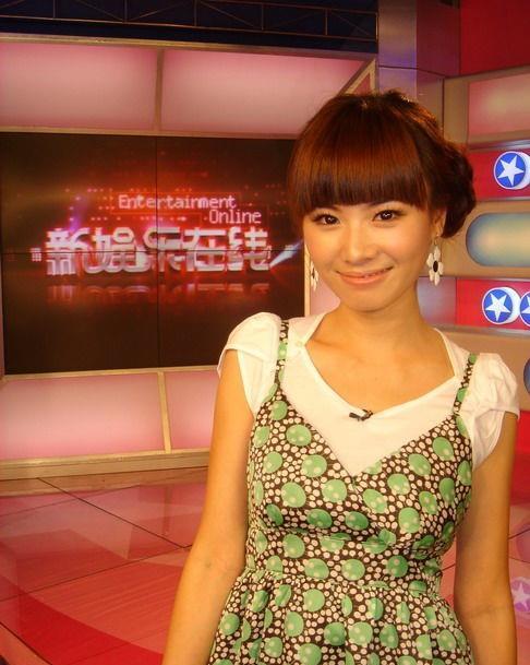 东方卫视万蒂妮,长相甜美口碑又好,原来她嫁给了自己的小学同学