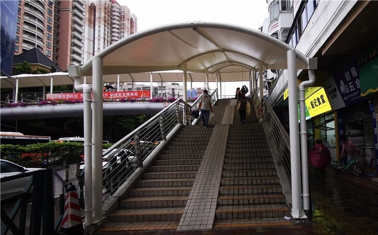 广州番禺街坊,这两座人行天桥加装了雨棚
