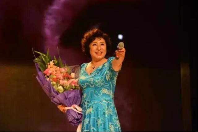 如今她68岁,仍在歌唱.九,李秀文李秀文出生于1951年.从小就喜欢唱歌.