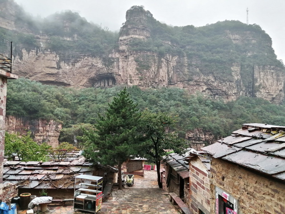 沿着太行山下河边公路向阱底村奔去,车子到达一个叫"猪叫石"景点后