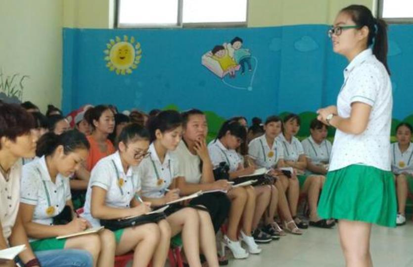 女幼师穿着太"清凉",遭女家长投诉:不知羞耻,理应辞退