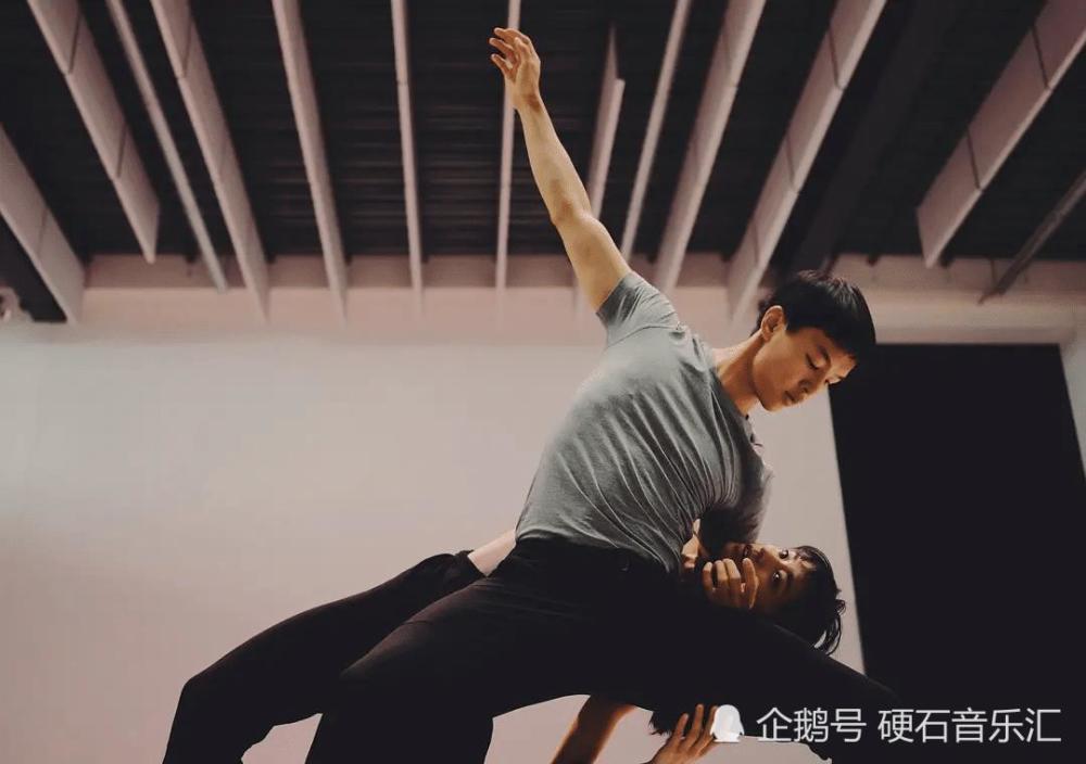 35岁尹昉结婚生娃一起宣布,妻子是国际知名舞者,颜值不输女明星