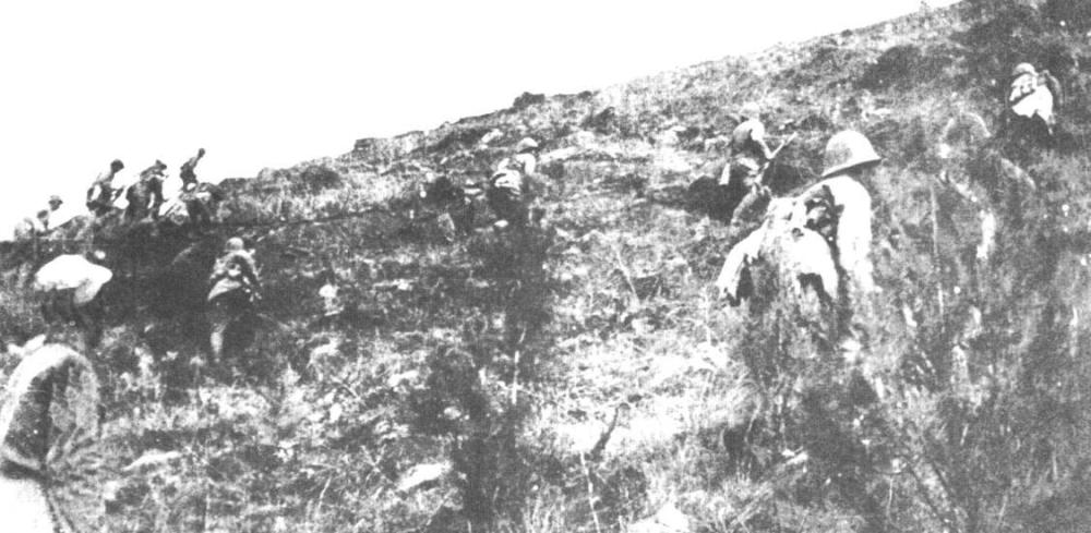 孟良崮战役中,华野9纵的步兵冲上高地,可见其中有的步兵也戴钢盔,华野
