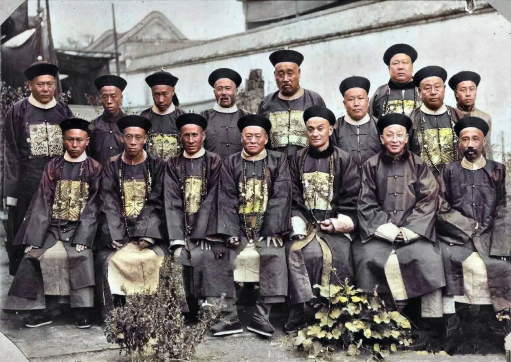 清朝时期众多朝廷大臣与士兵的老照片,这里面的人你能