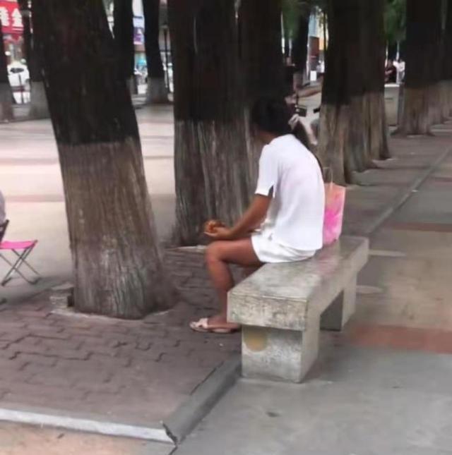 广东:流浪汉街头留长发穿女人衣物,被人骂变态,网友