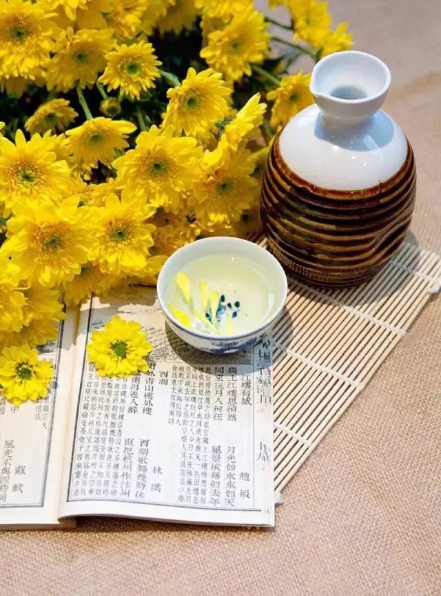 菊花酒寒露是菊花盛开的季节,因此也少不了喝菊花酒.