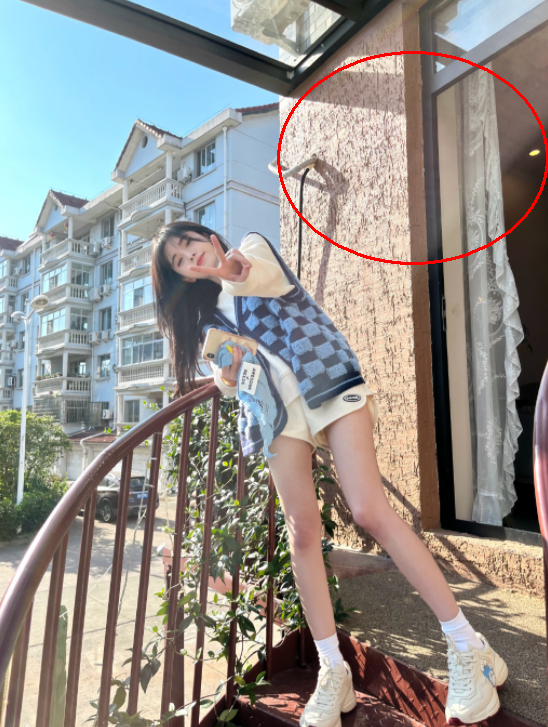 鞠婧祎豪宅前拍照,上长下短的穿搭秀出大长腿,看着不像157