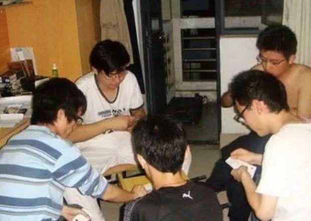 现在大学里的男生怎么了?下课就回寝室打游戏,谈恋爱不香了吗?