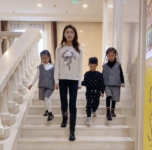一妈拖三娃贾跃亭前妻甘薇频繁分享励志鸡汤孩子们越长越像爸