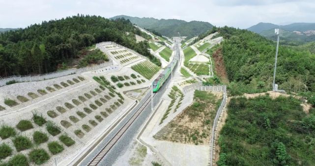 长期以来 由于地形多山 福建交通发展 位于全国铁路末梢 出行极为不便