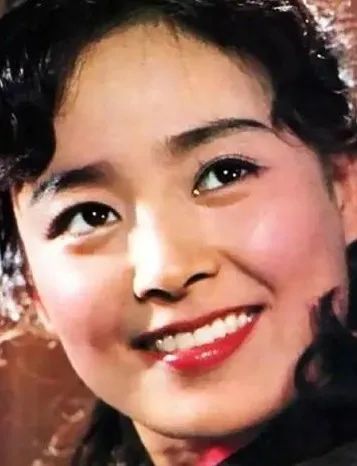 看完张瑜最美照片,网友:难忘《庐山恋》,难忘清纯美丽