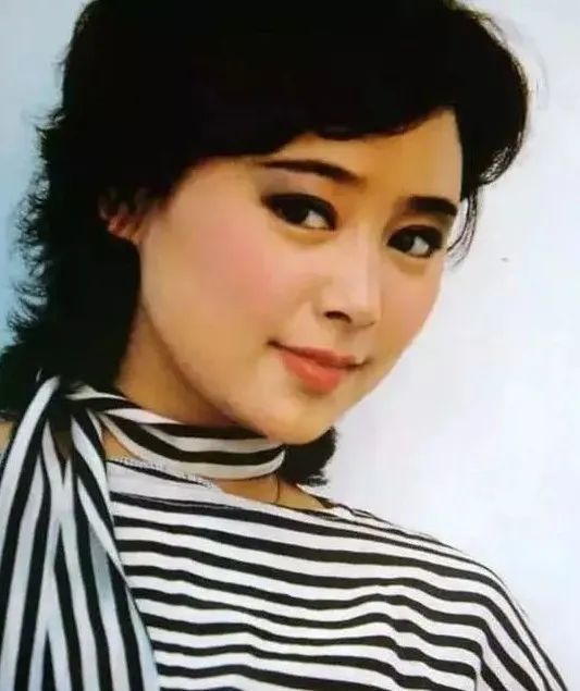 张瑜在电影《庐山恋》中的表演,热情而不矫揉,奔放而不造作,给人以