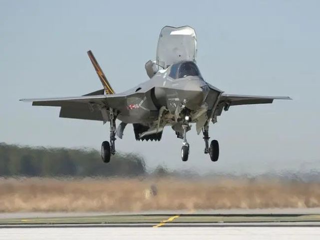 日本出云准航母搭载f35b战斗力压倒歼15辽宁号组合
