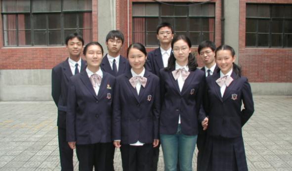 上海一家长拒绝购买"校服,勇气值达到五颗星,众人纷纷点赞