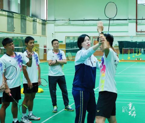 奥运冠军教你打羽毛球!李雪芮入职重庆大学