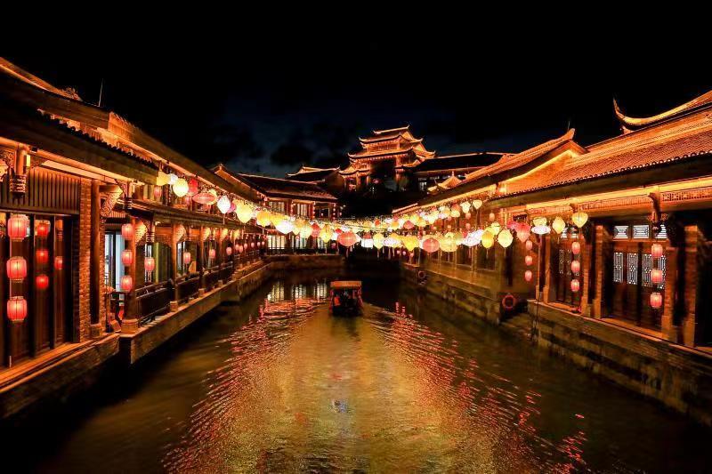 夜凉如水的龙里水乡和黄昏渐落时全然呈现出各自不同的模样