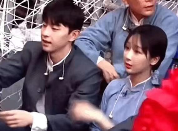 参加央视演出期间,邓伦和杨紫坐在一起玩自拍,网友:好